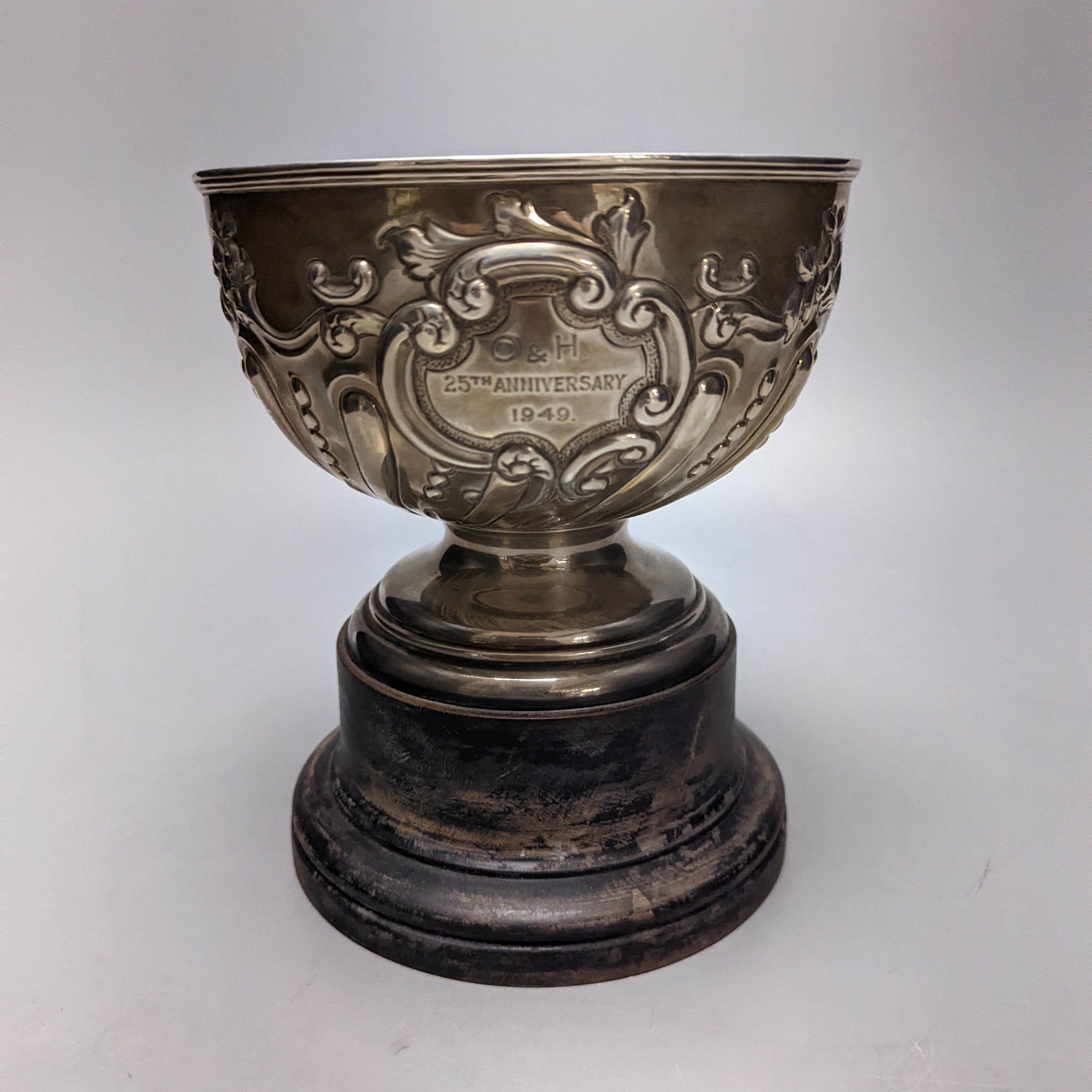 An Edwardian repousse silver presentation rose bowl, Nathan & Hayes, Chester, 1906, 15.3cm diameter, 10oz, on wooden plinth.